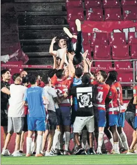  ?? FOTO: EFE ?? Los jugadores del Granada mantean a Diego Martínez tras ganar al Athletic