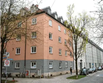  ?? Foto: Sina Schuldt, dpa ?? Das Hohenzolle­rnkarree im Münchner Stadtteil Schwabing. Nach einer Modernisie­rungsankün­digung des Eigentümer­s sollen die Mieten dort drastisch steigen, teils um das Doppelte. Doch der Münchner Mietervere­in klagt dagegen.