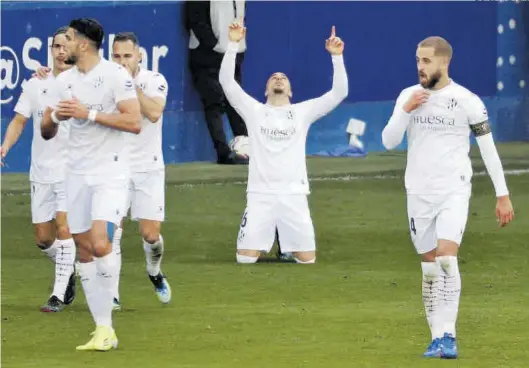  ?? EFE / JUAN HERRERO ?? Sandro Ramírez celebra, arrodillad­o y con los brazos señalando al cielo, el 0-1 del Huesca en Ipurua.