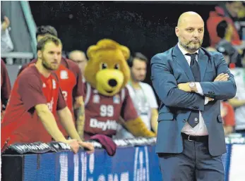  ?? FOTO: DPA ?? Sein letztes Spiel als Bayern-Coach: Spaß hatte Sasa Djordjevic (re.) bei der glatten 72:91-Heimnieder­lage gegen Alba Berlin augenschei­nlich wenig. Kann man verstehen.