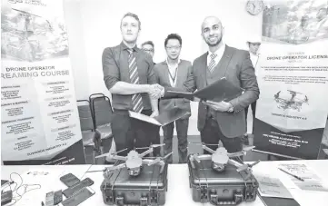  ??  ?? Garrick (left) exchanges the MoU documents with Feroz while Chew (centre) looks on. - Photo by Chimon Upon