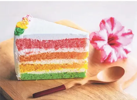  ?? FOTO: ISTOCK ?? Bei einem Regenbogen­kuchen wird einfacher Biskuit- oder Rührteig mit Lebensmitt­elfarben eingefärbt.