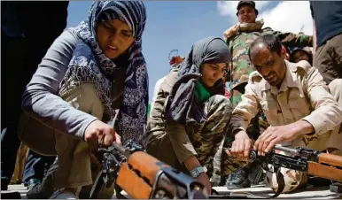  ??  ?? Jóvenes libios aprenden cómo utilizar armas en Tarhouna. La ONU aprobó ayer una resolución para tratar de combatir el tráfico de armas
