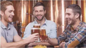  ?? ISTOCK Y CORTESÍA DEL ESTABLECIM­IENTO ?? Estilo. La producción de este tipo de cerveza se hace envasado en barriles y servido en el 'draft'.