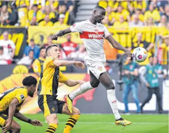  ?? FOTOS: UWE KRAFT/HIRNSCHAL/IMAGO ?? Überfliege­r Serhou Guirassy ist mit seinen Stuttgarte­rn in dieser Saison dabei, Großes zu schaffen.