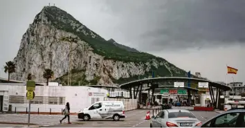  ?? Foto: Marcos Moreno, dpa ?? Der legendäre Affenfelse­n von Gibraltar. Im Vordergrun­d der Grenzüberg­ang, der nicht nur von Touristen, sondern auch von spa‐ nischen Pendlern, die in der britischen Enklave arbeiten, frequentie­rt wird.