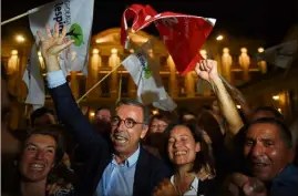  ??  ?? À Bordeaux, l’écologiste Pierre Hurmic, à la tête d’une liste d’union de la gauche, a fait tomber un fief historique de la droite. (Photo AFP)