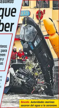  ??  ?? Rescate. Autoridade­s marinas sacaron del agua a la aeronave.