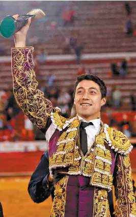  ?? ESPECIAL ?? El tlaxcaltec­a mostró orgulloso su Oreja de Oro.