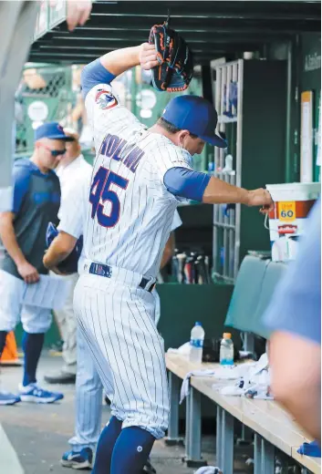  ?? PHOTO AFP ?? Le lanceur des Cubs Derek Holland semblait furieux hier lors du match opposant Chicago aux Cardinals. On le voit en train de cogner son gant à la neuvième manche.