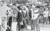  ?? JOSE A. IGLESIAS jiglesias@elnuevoher­ald.com ?? Hundreds of Venezuelan migrants wait in line to get their passport stamped at the Immigratio­n office next to the bridge in Cucuta, Colombia.