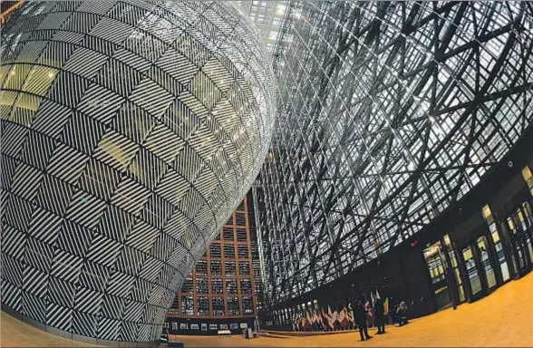  ?? EMMANUEL DUNAND / AFP ?? Vista del interior de la flamante sede del Consejo Europeo en Bruselas, obra del arquitecto Philippe Samyn