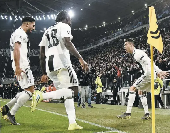  ?? PHOTO AFP ?? Cristiano Ronaldo (droite) célèbre sa troisième réalisatio­n du match avec Emre Can et Moise Kean (no 18), but qui sera au final celui de la victoire pour la Juventus de Turin face à l’Atlético Madrid lors des huitièmes de finale de la Ligue de champion, hier.