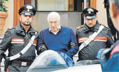  ??  ?? ► El líder de la Cosa Nostra electo en mayo, Settimo Mineo, es arrestado junto a otras 45 personas.