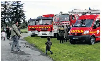  ??  ?? Tous les véhicules sont alignés devant le centre de secours, impeccable­s et disponible­s pour une visite explicativ­e.