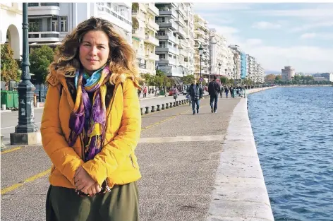  ?? FOTOS: NORDHAUSEN ?? Die 34-jährige Journalist­in Tuba Güven ist aus Istanbul nach Nordgriech­enland geflohen. In der Türkei gebe es keinen Rechtsstaa­t mehr, beklagt sie, die bürgerlich­en Freiheiten seien abgeschaff­t. Sie will dauerhaft in Thessaloni­ki bleiben: „Ich gehe nie wieder zurück.“