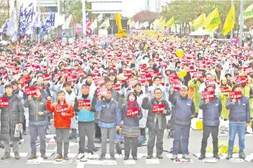  ??  ?? Members of the Korean Confederat­ion of Trade Unions attend a rally calling for pro-labour reform near the National Assembly in Seoul. — AFP photo