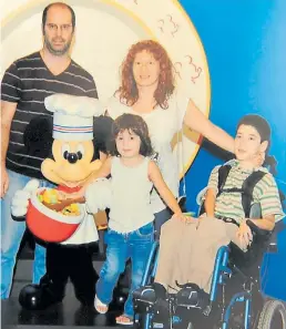  ??  ?? En Disney. Con sus padres y su hermana. Ellos siempre intentaron que no se limitara en sus posibilida­des, incluso fueron a la nieve.