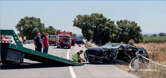  ??  ?? Carro em que seguia vítima mortal do acidente no IC1 ficou com a frente desfeita, devido à violência da colisão frontal