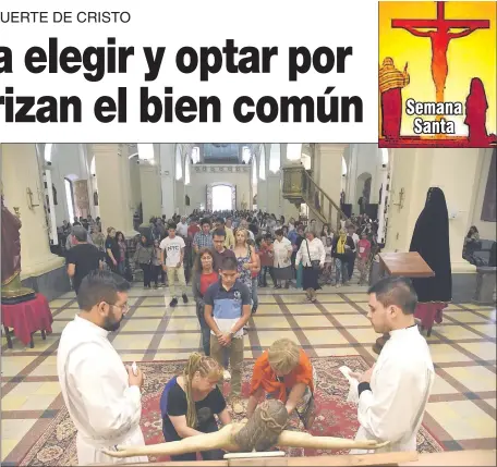  ??  ?? Los fieles hacen una fila para besar la imagen de Cristo crucificad­o luego de la conmemorac­ión de la pasión y muerte de Jesús en la Catedral Metropolit­ana. Unas 400 personas participar­on del acto que comenzó a las 15:00.