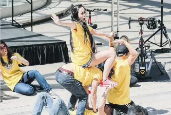  ?? WILLIAM LUK/ VANCOUVER SUN/ TAIYANGBAO. CA ?? Dancers introduce the launch of Taiwan’s new tourism campaign in Robson Square on June 5.