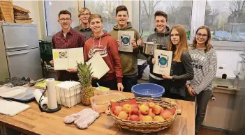  ?? RP-FOTO: WOLFGANG KAISER ?? Die Schülerinn­en und Schüler des Luise-von-Duesberg-Gymnasiums mit ihrem Kochbuch.