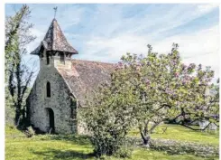  ?? ?? Nichée dans son écrin de verdure, la chapelle du Val Boutry offre un magnifique panorama sur la vallée de La Vie.