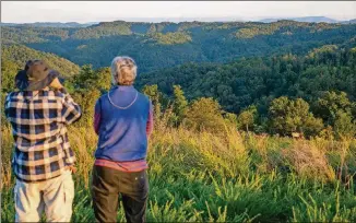  ?? RONNIE HYLTON FOR THEWASHING­TON POST ?? Visitors take in an elk tour at Breaks Interstate Park.