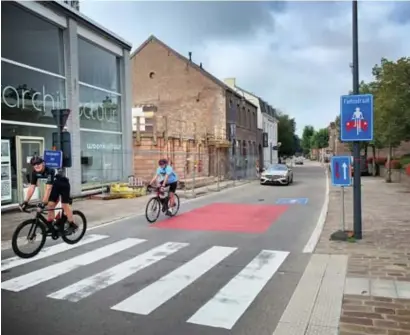  ?? FOTO CHRIS NELIS ?? De gemeente wil de fietsring in het centrum van Zutendaal, tegen de zin van CD&V, volledig in het rood coaten.