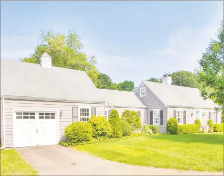  ?? Page Taft Christie’s Internatio­nal Real Estate / Contribute­d photo ?? This Branford home built in the 1950s has a completely open floor plan.