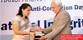  ??  ?? Angela Perera, wife of Sujith Perera receiving the National Integrity Award in 2010