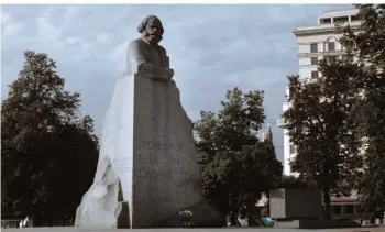  ?? FOTO: RBB/SCHMIDT & PAETZEL FERNSEHFIL­ME GMBH ?? Ein Marx-Denkmal in Moskau erinnert an die gemeinsame, wechselvol­le Vergangenh­eit zwischen Deutschlan­d und der Sowjetunio­n, die im Beitrag thematisie­rt wird.