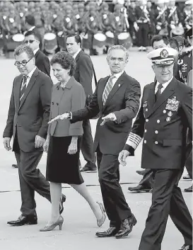  ?? OCTAVIO HOYOS ?? El jefe de Gobierno y los secretario­s de Cultura y Marina, en el Zócalo.