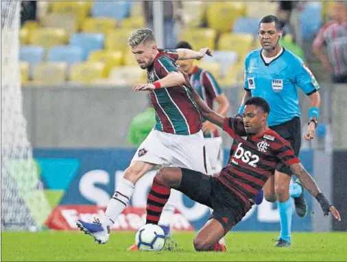  ??  ?? Caio Henrique disputa el balón con Vitinho, en un partido que enfrentó al Fluminense y al Flamengo en junio de 2019.