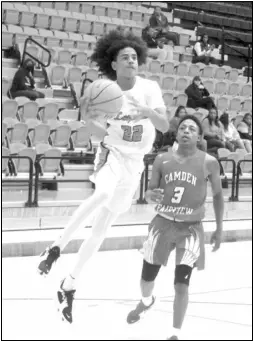  ?? Photo by Gerren Smith ?? PLAYMAKER HOOPSTER
Malvern’s Dyelon Caradine (22) shows off his talent to score against the CF Cardinals defense Monday.