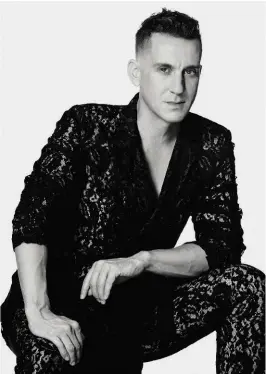  ??  ?? A fianco, Jeremy Scott, 43 anni, dal 2013 direttore creativo di Moschino