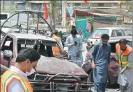  ?? NASEER AHMED / REUTERS ?? Police officers survey the site after a suicide blast in Quetta, Pakistan, on Wednesday.