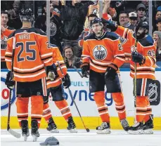  ?? FOTO: DPA ?? Dreimal durfte er sich feiern lassen: Leon Draisaitl (2. v. re) von den Edmonton Oilers jubelt mit seinen Teamkolleg­en über seinen Hattrick beim 8:4 über die Los Angeles Kings.