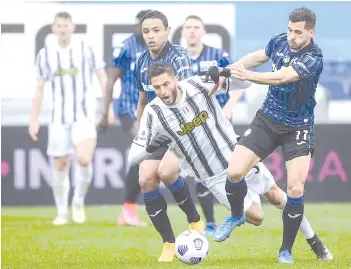  ?? - AFP photo ?? Atalanta’s Swiss midfielder Remo Freuler (right) tackles Juventus’ Uruguayan midfielder Rodrigo Bentancur during the Italian Serie A football match Atalanta Bergamo vs Juventus Turin on Sunday.