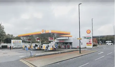  ?? ?? The Shell filling station and Spar convenienc­e store at The Broadway, Sunderland.