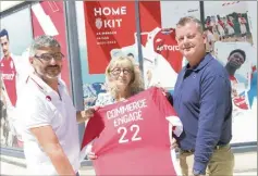  ?? (Photo ASM) ?? Autour de la directrice de l’Environnem­ent, Valérie Davenet, Tyson Henly directeur commercial de l’AS Monaco et Laurent Loutz, retail manager de Kappa en charge de la boutique de l’équipe, qui ont signé le partenaria­t.
(à droite)