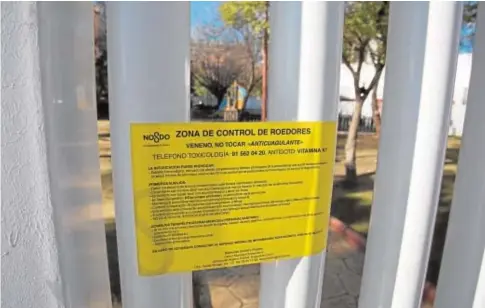  ?? VANESSA GÓMEZ ?? Mensaje municipal de advertenci­a en las puertas del parque Luis Manuel Olivencia, en Viapol