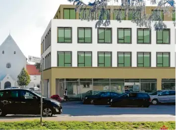  ?? Foto: Zoller Architekte­n ?? So wird das neue Geschäfts- und Wohngebäud­e in der Dillinger Kapuziners­traße aussehen. Die VR-Bank Donau-Mindel setzt das Millionenp­rojekt um.