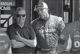  ?? WADE PAYNE/AP PHOTO ?? Elliot Sadler, right, talks with Jeff Burton before practice on Thursday for a NASCAR Xfinity race at Bristol, Tenn.