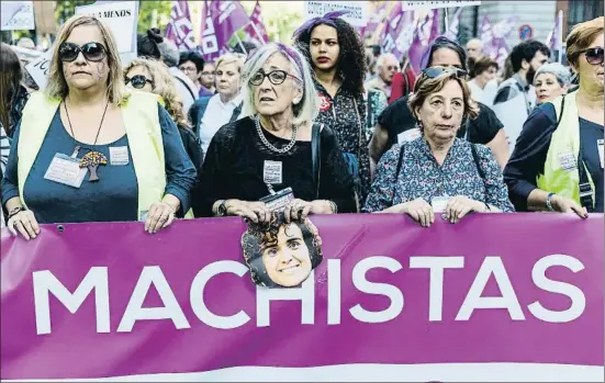  ?? DANI DUCH ?? Momento de la manifestac­ión celebrada ayer en Madrid, frente al ministerio que dirige Dolors Montserrat