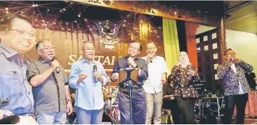  ??  ?? Abang Johari (fourth left) with other VIPs rendering a song to the delight of the audience.