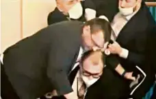  ?? Foto: ČTK ?? Potyčka ve Sněmovně Nezařazený poslanec Lubomír Volný (vlevo) se přetahuje s dalšími poslanci poté, co mu vypnuli mikrofon.
