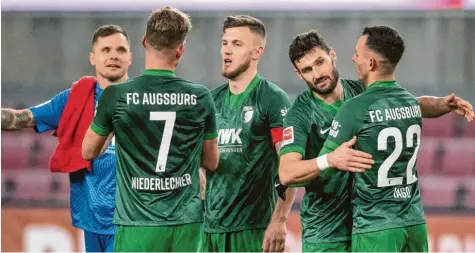  ?? Foto: Marius Becker, dpa ?? Die Erleichter­ung war groß beim FC Augsburg nach dem 1:0‰Sieg in Köln. Hier freuen sich (von links) Rafal Gikiewicz, Florian Niederlech­ner, Jeffrey Gouweleeuw, Daniel Ca‰ ligiuri und Torschütze Iago über die eminent wichtigen Punkte.