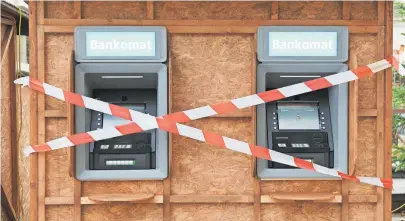  ?? ?? Ein Gesetz, das Banken verpflicht­et, für eine bestimmte Anzahl an Geräten zu sorgen, gibt es in Österreich nicht. [Clemens Fabry]