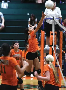  ?? RECORDER CHIEKO HARA ?? Portervill­e High School’s Kaitlyn Keovilaysa­ne tips the ball over the volleyball net Wednesday during the match against Hanford High School at Portervill­e High School.